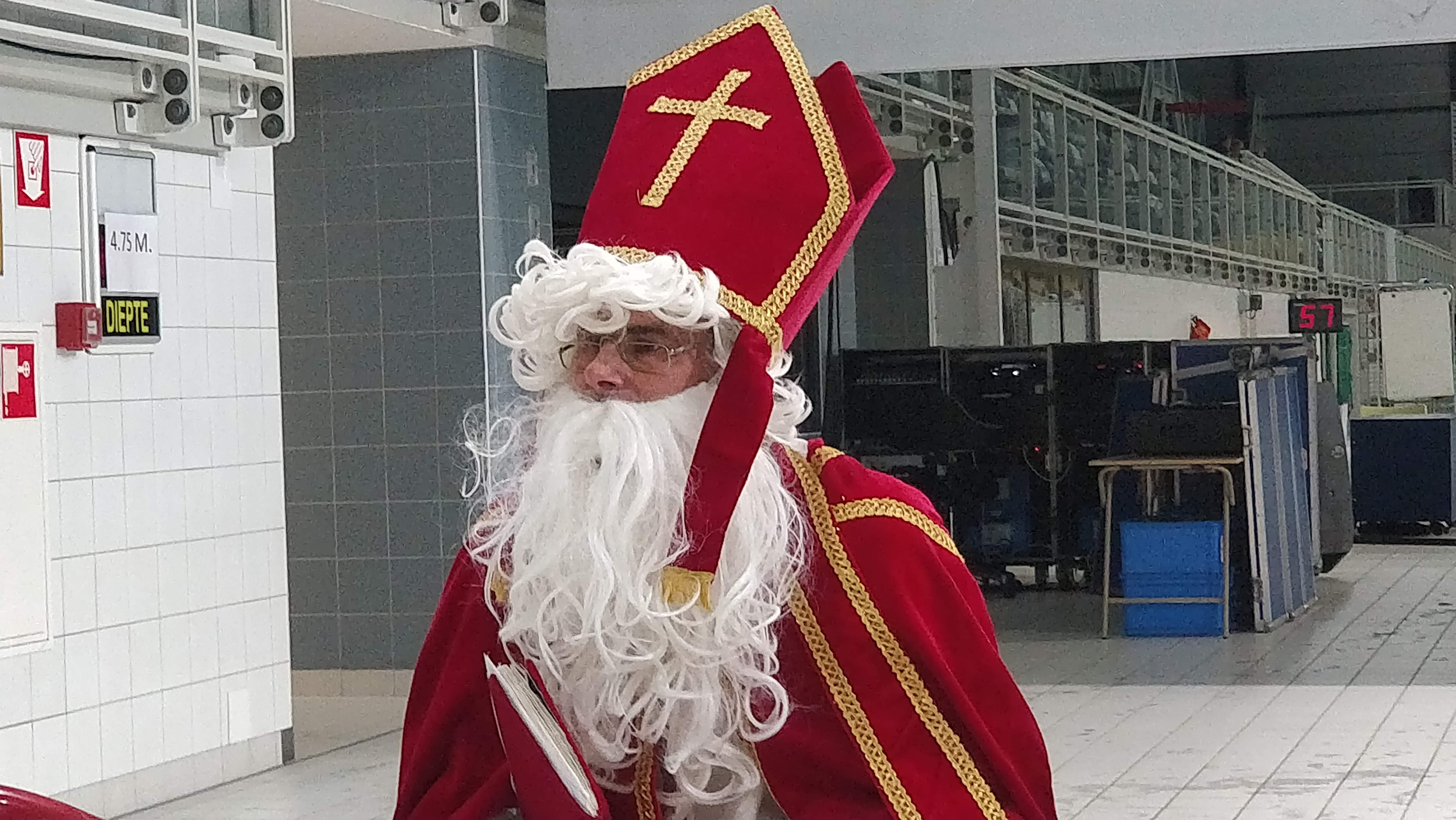 Het was toch wat, Sint bij het zwembad!